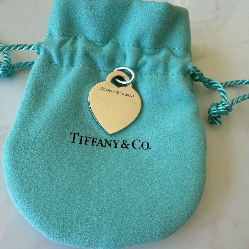 ❗️SOLD❗️Tiffany & Co. initial L heart charm - Picture 3 of 5
